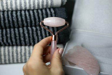 Jade Quartz roller ve gua she pembe. Kişisel bakım yüz tedavisi. Moda terapisi.