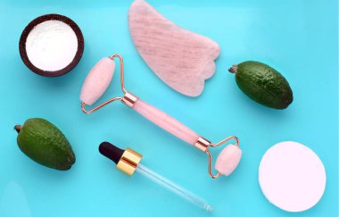 Pembe kuvars silindiri ve gusha flatay. Kişisel cilt bakım aracı.