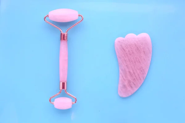 粉红石英砂滚筒和喷口平整 自我护肤工具 — 图库照片