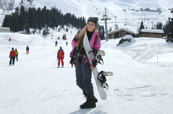 Snowboarder Donna Posa Sulla Pista Sci Courchevel Francia — Foto Stock