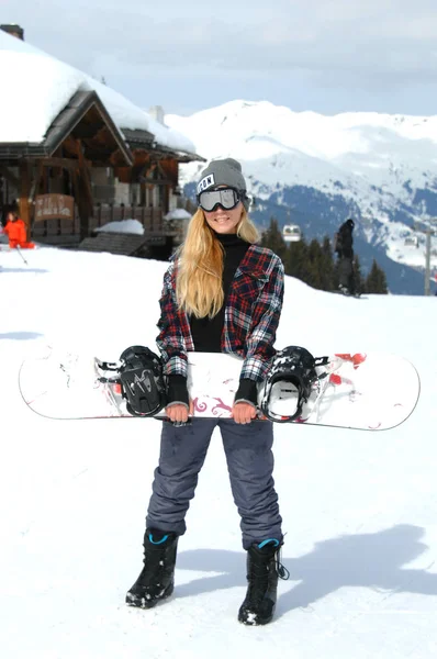 Snowboarderin Posiert Auf Der Skipiste Courchevel Frankreich — Stockfoto