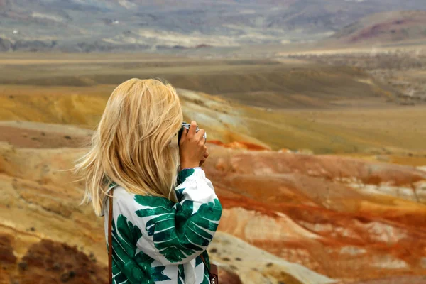 ロシアのアルタイで赤い山々の写真を撮る金髪の女性旅行者 アルタイ山脈 Kyzyl Chin シベリア ロシアの火星の風景 — ストック写真