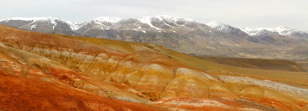 ロシアのアルタイ県でカラフルな山々 アルタイ山脈 Kyzyl Chin シベリア ロシアの火星の風景 — ストック写真