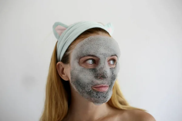 Bubblande Mask Med Träkol Syre Renande Produkt Ansiktet Vacker Kvinna — Stockfoto