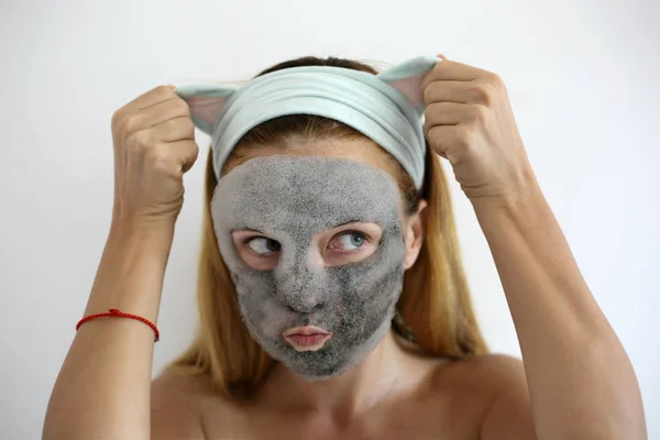美しい女性の顔に炭酸素浄化製品とバブルマスク スキンケアマスク 耳を持つ面白いヘッドバンド — ストック写真