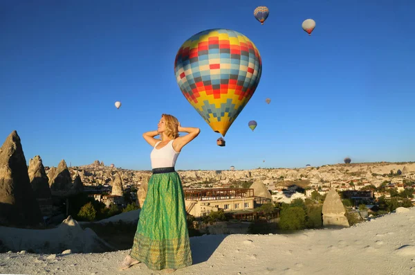 Vacker Glad Flicka Resenär Njuter Soluppgång Och Ballong Flygning Kappadokien — Stockfoto