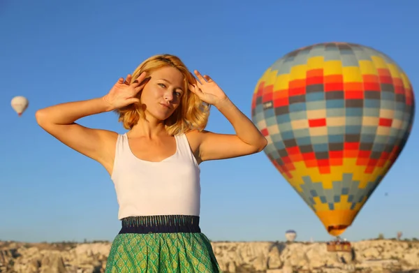 Belle Voyageuse Heureuse Profitant Lever Soleil Vol Montgolfière Cappadoce Turquie — Photo