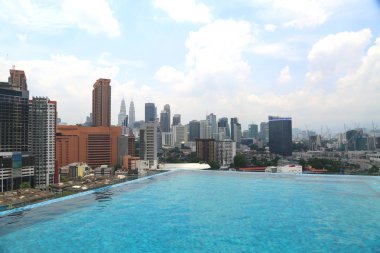 Malezya 'daki Kuala Lumpur' daki lüks otelin sonsuzluk havuzu manzarası. Güzel arkaplan duvar kağıdı.