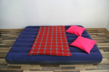 Şişme yatak, uyumak için iyi. Taşınabilir ve ucuz yatak.