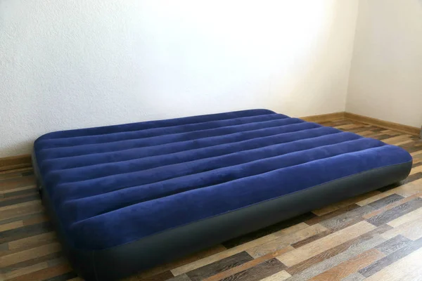 睡眠のために良い空気ベッドインフレータブルマットレス ポータブルで安いベッド — ストック写真