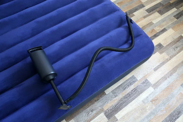 надувний матрац і насос