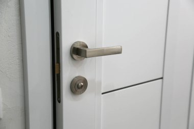 Yeni dairede beyaz kapı tokmağı. İç tasarım. Ayrıntılar