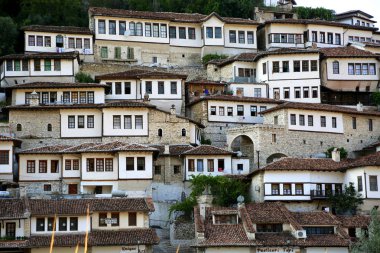 Berat, Arnavutluk - Temmuz 2019: Unesco Dünya Mirası olarak belirlenen eski Berat kentlerinin manzarası. Binlerce pencereli şehir.