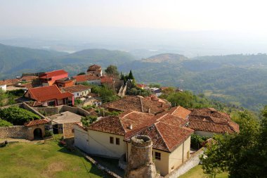 Arnavutluk 'un Kruja kentinde tipik geleneksel evler. 