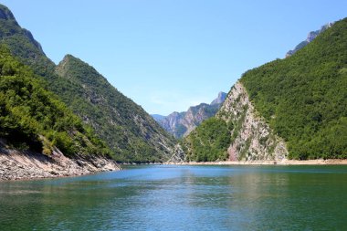 Koman Gölü Arnavutluk Alp Dağları 'nda güzel bir yer. Komani Gölü.