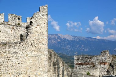 Arnavutluk 'un Berat kentinde eski Berat Kalesinin kalıntıları.  