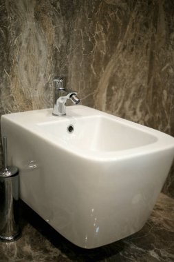 Beyaz bide otelin tuvaletinde izole edilmiş..