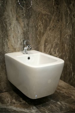 Tuvalette bekle. Siyah arka planda izole edilmiş..