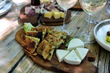 Arnavut yemekleri: Zadrima bölgesinin Fishte kasabasındaki ünlü Mrizi I Zanave restoranında turta, tapas, peynir, carpaccio. Ev yemeği aperatifleri ve şarap..