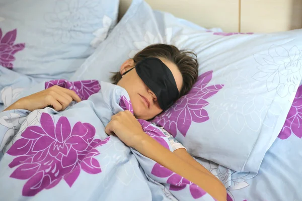 Жінка Спить Зручному Ліжку Вдома — стокове фото