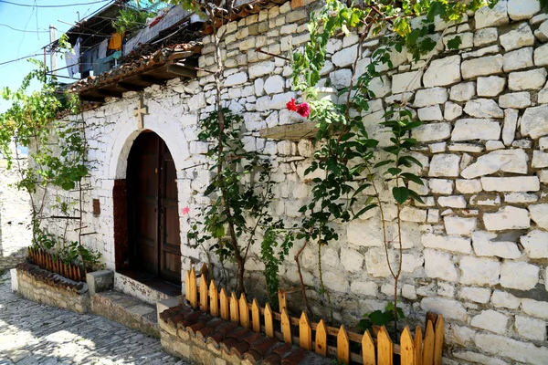 城の美しい古い狭い通りとベラット市 アルバニアの有名な都市ベラット — ストック写真