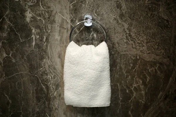 Πετσέτα Προσώπου Απομονωμένη Κρέμεται Στο Στρογγυλό Κύκλο Μεταλλική Κρεμάστρα Στην — Φωτογραφία Αρχείου