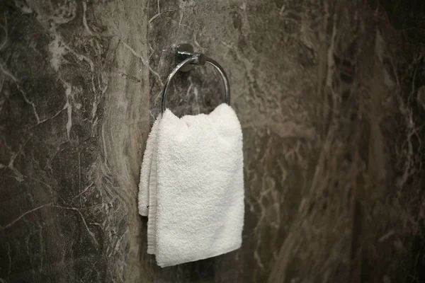 Gezicht Handdoek Geïsoleerd Opknoping Ronde Cirkel Metalen Hanger Het Toilet — Stockfoto