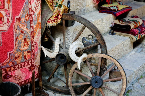 Hoorns Van Wilde Geit Hangen Aan Wielen Lokale Markt Albanië — Stockfoto