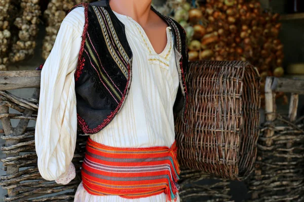 農村で身に着けている伝統的なアルバニアの男性の服 — ストック写真