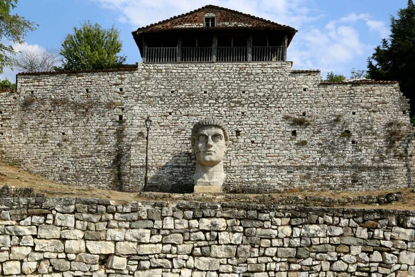 Berat Albania Agosto 2019 Cabeza Piedra Constantino Grande Situada Castillo — Foto de Stock