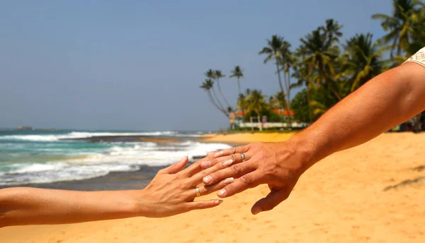Couple Mariage Tenant Main Sur Fond Tropical Deux Mains Portant — Photo