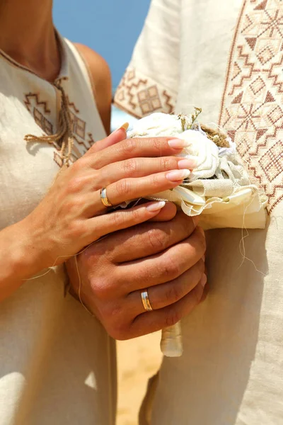 Casamento Casal Mãos Dadas Sobre Fundo Tropical Duas Mãos Vestindo — Fotografia de Stock