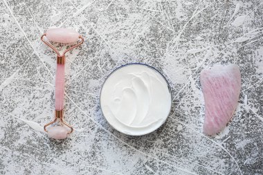 Gri arkaplanda pembe kuvars yüz silindiri.