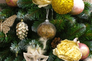 Toplar ve oyuncaklarla süslenmiş Noel ağacı. Neşeli arkaplan.