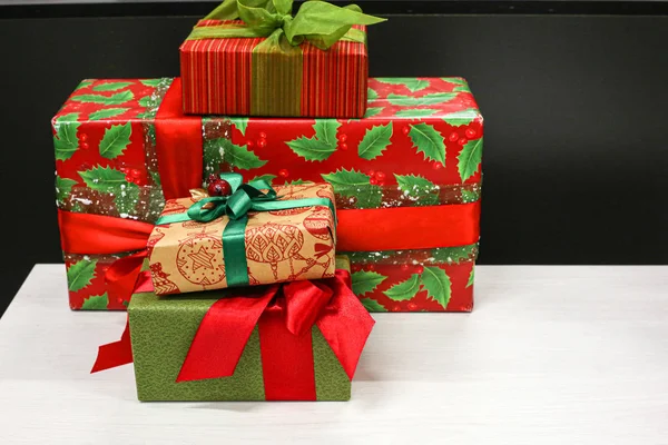 美しく包まれたギフトボックス メリークリスマスのコンセプト — ストック写真