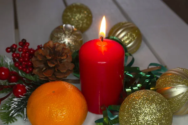 Kerstversiering Rode Kaarsen Gouden Ballen Witte Achtergrond — Stockfoto