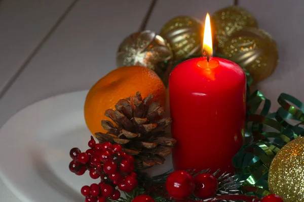 Rode Kaars Gouden Ballen Witte Achtergrond Kerstversiering — Stockfoto