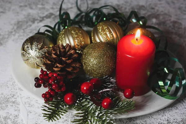 Kerstversiering Rode Kaarsen Gouden Ballen Witte Achtergrond — Stockfoto