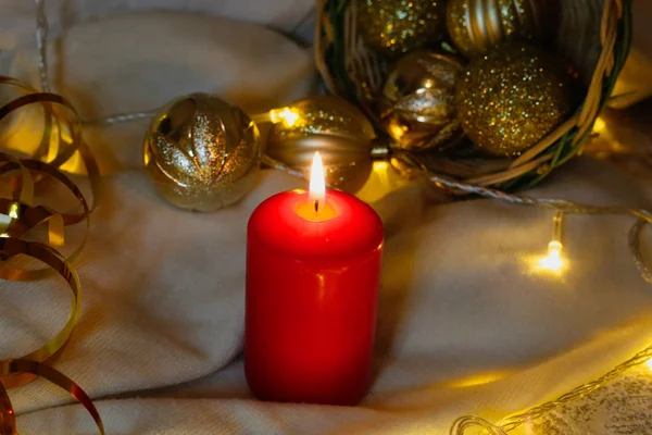 Rode Kaars Gouden Ballen Witte Achtergrond Kerstversiering — Stockfoto