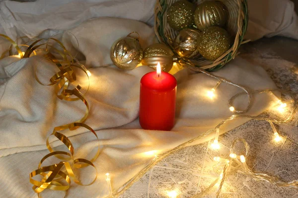 Rode Kaars Gouden Ballen Witte Achtergrond Kerstversiering — Stockfoto