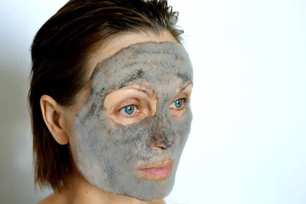 Mooie Volwassen Vrouw Maken Gezicht Zeepbel Houtskool Masker Gezichtsbehandeling Huidverzorging — Stockfoto
