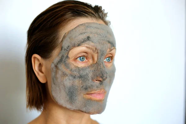 Vacker Mogen Kvinna Gör Ansikte Bubbla Träkol Mask Ansiktsbehandling Och — Stockfoto