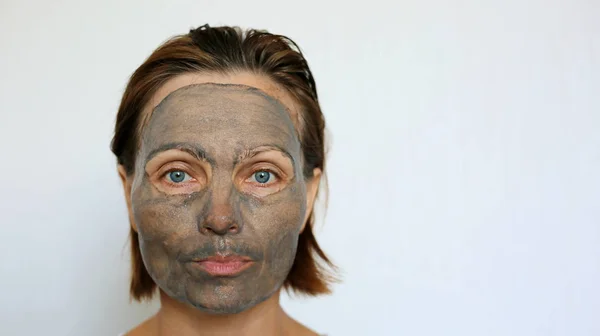 Piękna Dojrzała Kobieta Robi Maskę Węglem Twarzy Leczenie Twarzy Pielęgnacja — Zdjęcie stockowe
