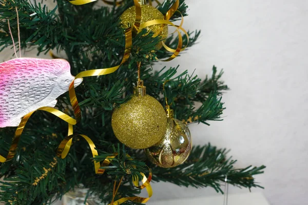 刺猬古董圣诞玩具挂在松树上 — 图库照片