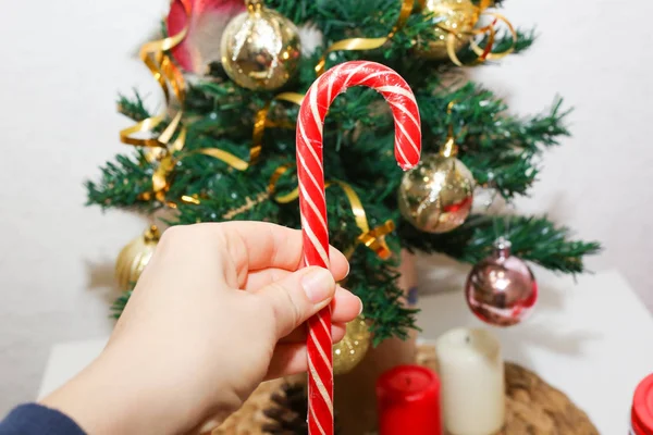 Рука Держит Сахарный Тростник Конфеты Рождественском Фоне — стоковое фото