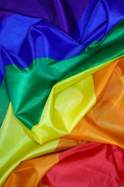 İpek malzemeden yapılmış gökkuşağı renkli lgbtq bayrağı.