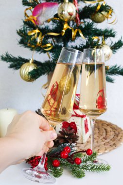 Beyaz masada iki şampanya bardağı. Yeni yıl konsepti.