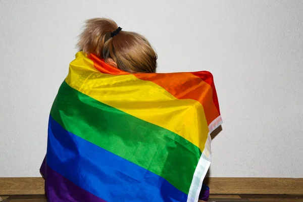 Mujer Lesbiana Joven Con Bandera Del Arco Iris Escondiendo Cara — Foto de Stock