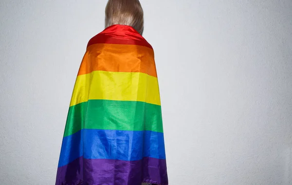 Mujer Lesbiana Joven Con Bandera Del Arco Iris Escondiendo Cara — Foto de Stock