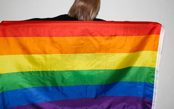 Joven Lesbiana Queda Atrás Con Bandera Del Arco Iris — Foto de Stock